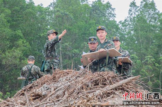 3月24日，武警官兵对现地地貌分析，确定目标点。刘坚 摄