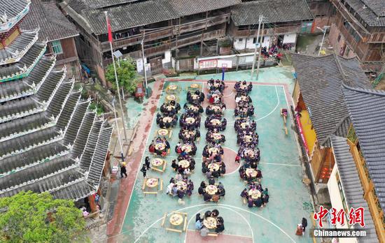 在贵州从江县西山镇陡寨村，侗族同胞吃“社饭”。
