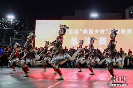 图为黔东南州和铜仁市开赛前的少数民族节目表演。