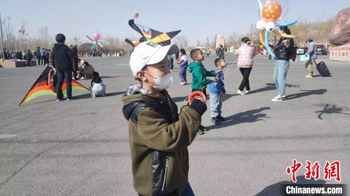 新疆和靜縣舉辦首屆“箏舞藍天”風箏文化節