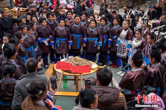 在贵州从江县西山镇陡寨村，侗族同胞在对唱开桌歌。