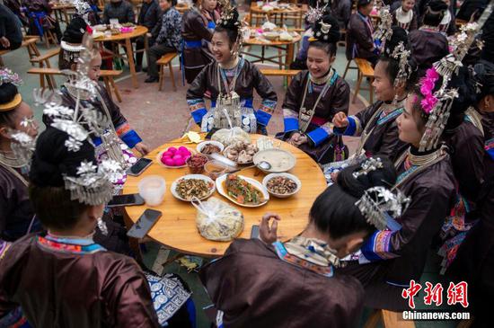 在贵州从江县西山镇陡寨村，侗族同胞准备吃“社饭”。