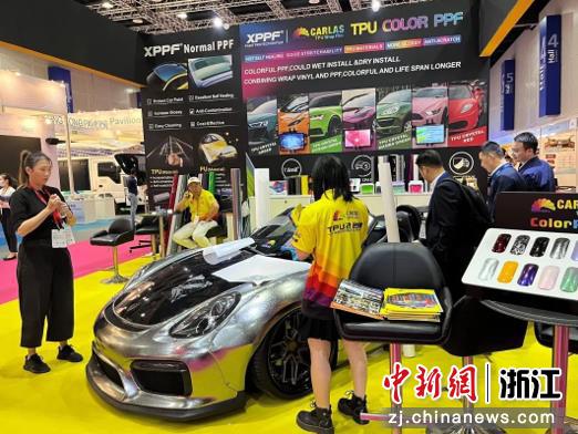 婺城区企业负责人参与马来西亚（吉隆坡）国际汽车零配件及售后服务展览会。  傅伟炎 供图