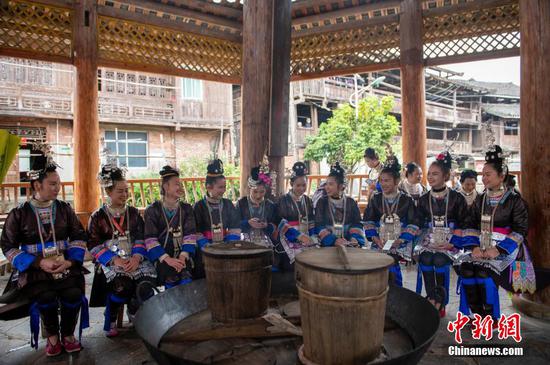 在贵州从江县西山镇陡寨村，侗族同胞在鼓楼对歌。