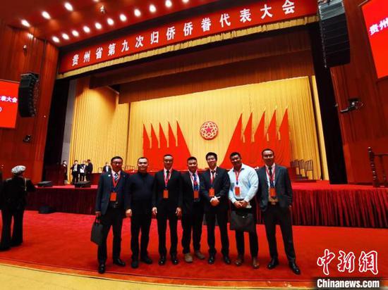 图为台青杨宸睿(右二)参加贵州省第九次归侨侨眷代表大会的合影。 受访者供图 图为台青杨宸睿(右二)参加贵州省第九次归侨侨眷代表大会的合影。 受访者供图
