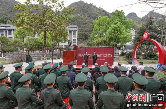 官兵在覃礼广烈士铜像前开展讲习活动。武警广西总队百色支队供图