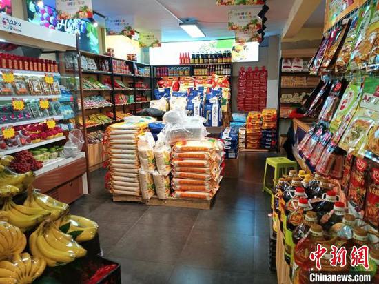 图为台青杨宸睿在贵阳开的生鲜超市。 周燕玲 摄 图为台青杨宸睿在贵阳开的生鲜超市。 周燕玲 摄