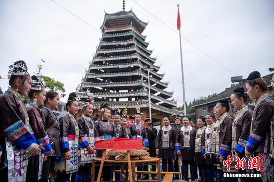 在贵州从江县西山镇陡寨村，侗族同胞在对唱开桌歌。吴德军摄