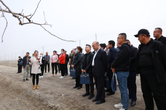 图为参训人员在田间参观。祖皮艳木·阿布迪艾则孜 摄