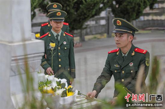 官兵们向覃礼广烈士敬献鲜花。武警广西总队百色支队 供图