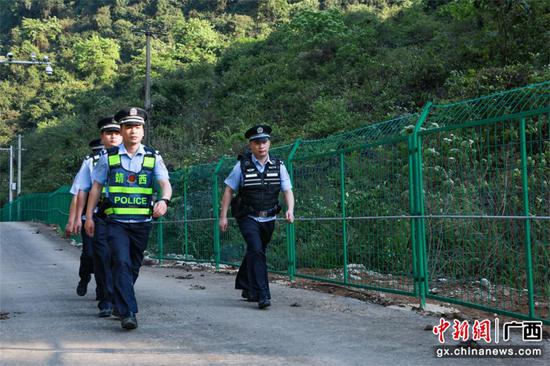图为廖芸祥带领民警在边境巡逻。