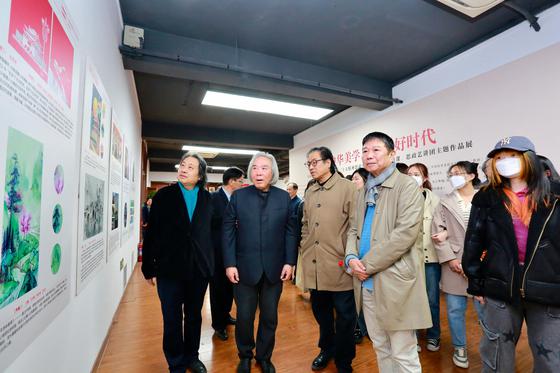 贾广健、霍春阳、景育民、刘文生与学生们在展览现场观看作品。  刘俊苍 摄