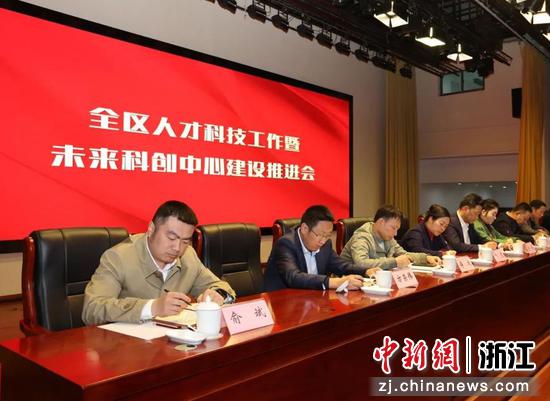 在婺高层次人才代表、优秀人才坐上主席台，参与此次会议。 田双双 摄