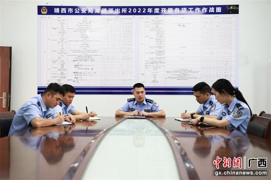 图为廖芸祥正在带领民警学习越语。