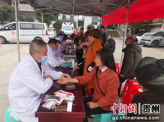图为县仁康医院进村寨开展免费义诊活动现场 图为县仁康医院进村寨开展免费义诊活动现场