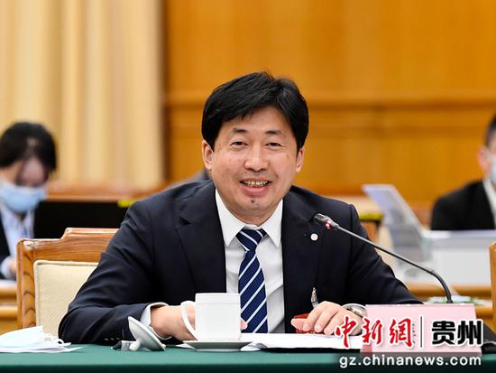 3月7日，姜鹏在贵州代表团小组审议时发言。人大论坛全媒体记者 王敏 摄影