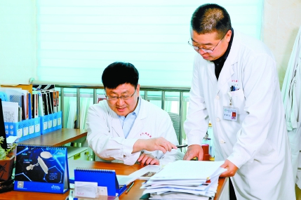 3月6日，新疆维吾尔自治区人民医院血管外科主任戈小虎（左）为团队医生答疑解惑。