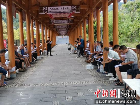 图为施秉县甘溪乡高碑村在议事长廊开展议事协商会议 图为施秉县甘溪乡高碑村在议事长廊开展议事协商会议