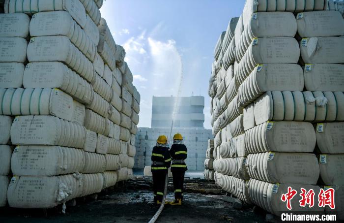 烏魯木齊舉行大型棉麻企業滅火救援實戰演練