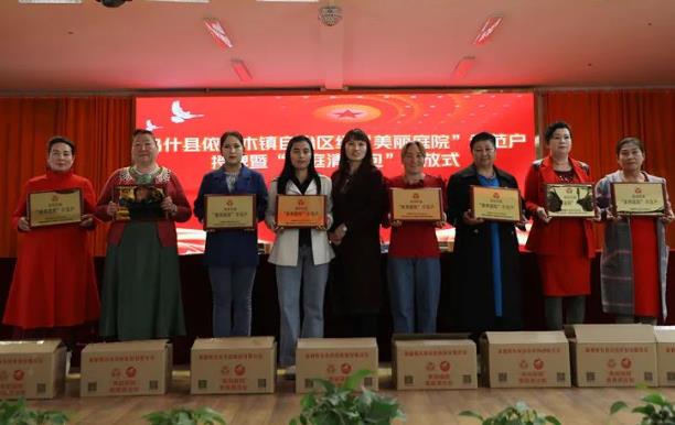 乌什县举行“春蕾计划—梦想未来”行动暨“健康暖心包”发放仪式