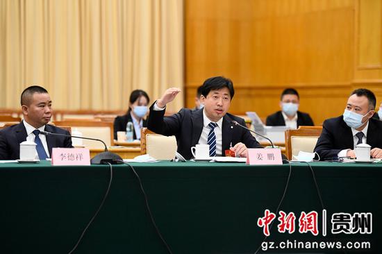 3月7日，姜鹏在贵州代表团小组审议时发言。人大论坛全媒体记者 王敏 摄影