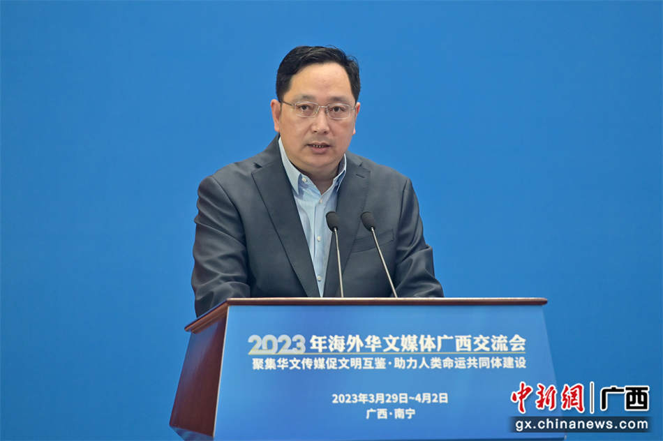 圖為《澳門日報》助理總編輯陸寶華在發(fā)言。俞靖  攝