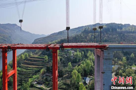 图为航拍重达180余吨的桥面梁正在吊装。　瞿宏伦 摄