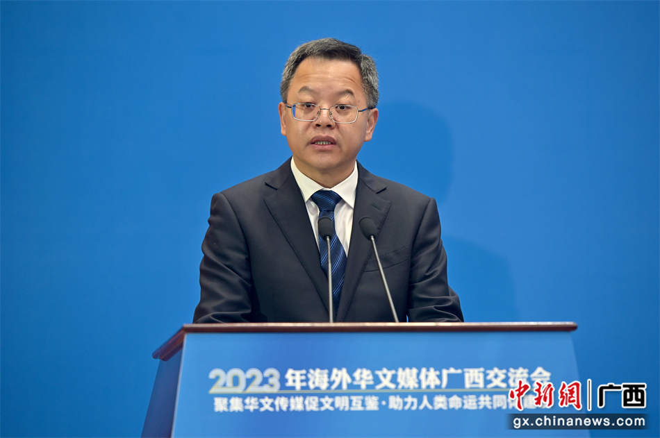 海外華文媒體領(lǐng)袖、專家學(xué)者、僑商僑領(lǐng)等200余人齊聚一堂，以“線上+線下”的形式，圍繞“聚焦華文傳媒促文明互鑒·助力人類命運共同體建設(shè)”這一主題開展交流研討。圖為廣西壯族自治區(qū)黨委常委、統(tǒng)戰(zhàn)部部長王心富出席啟動儀式并致辭。俞靖 攝