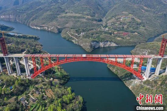 图为航拍主体贯通的乌江特大桥。　瞿宏伦 摄