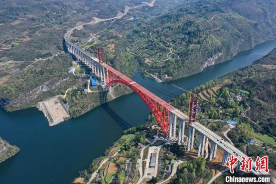 图为航拍主体贯通的乌江特大桥。　瞿宏伦　摄