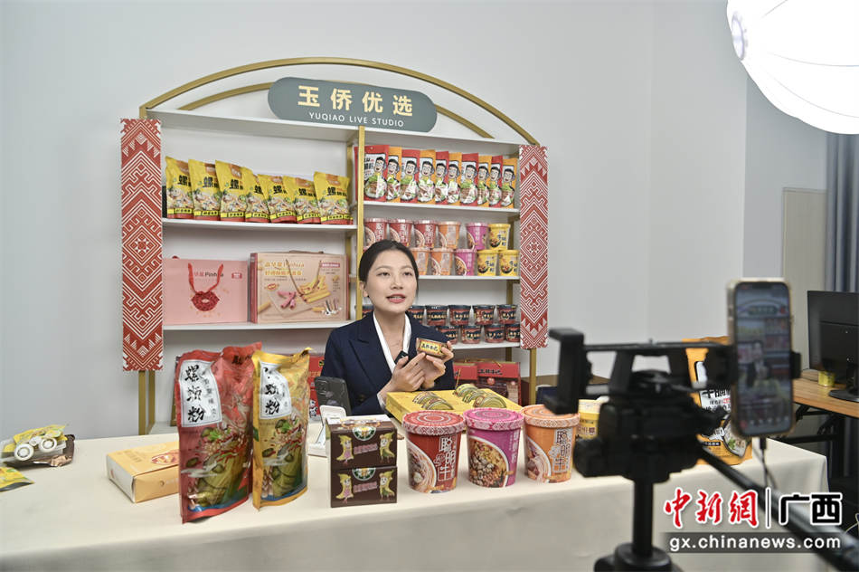 圖為參觀考察現(xiàn)場(chǎng)。俞靖  攝