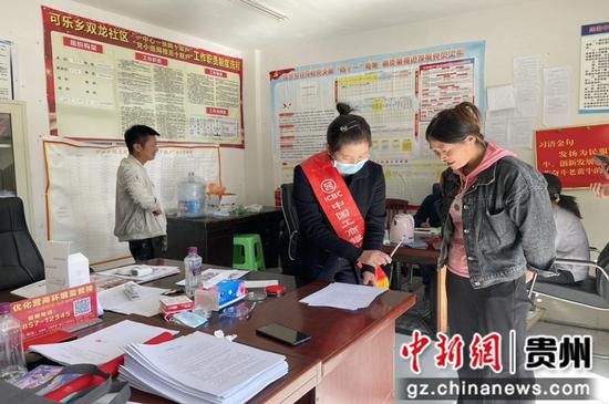 工行贵州毕节分行工作人员前往赫章县可乐乡为烟农办理“种植e贷”