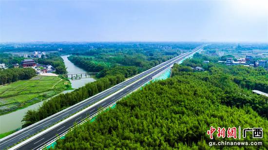 平武高速1标与周边景观融融共生，打造绿色风景线。班鹤赢  摄