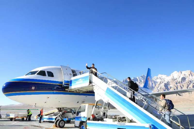 Flights to and from Xinjiang's first super-high plateau airport resume