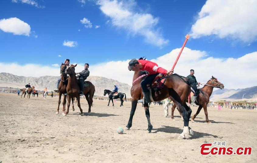 Tajik herdsmen play polo to greet the start of spring on the Pamir Plateau in Taxkorgan Tajik Autonomous County in Kashgar prefecture, northwest China's Xinjiang Uyghur Autonomous Region, March 21, 2023. (Photo: China News Service/Sun Tingwen)

