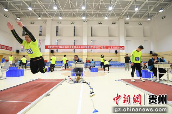3月31日，贵阳市南明区华麟学校九年级的学生正在贵阳市2023届初中毕业生学生水平体育考试“南明区”考点进行立定跳远模拟测试。