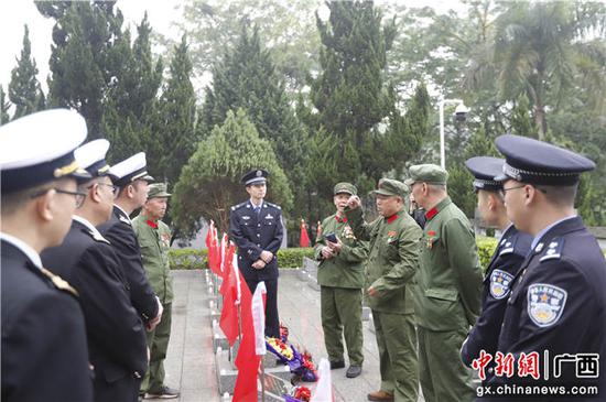 青年党员倾听老兵讲述烈士故事。周日 摄 青年党员倾听老兵讲述烈士故事。周日 摄