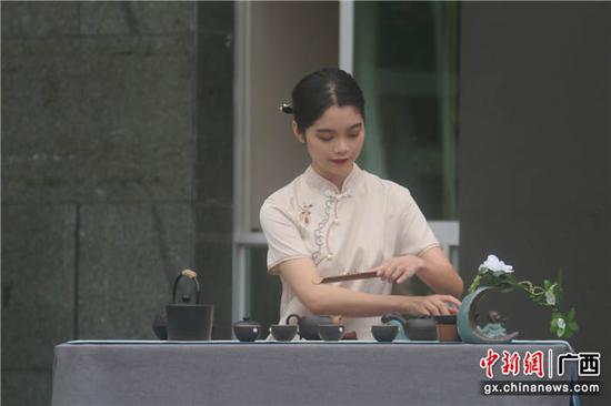广西经贸职业技术学院学生进行六堡茶茶艺表演。覃洋洋 摄