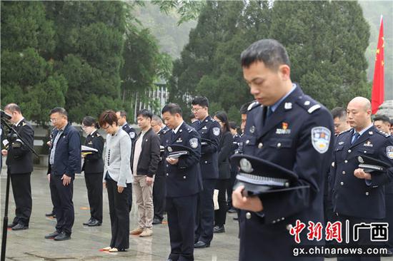 参与人员向先烈默哀致敬。陈荣佳 摄 参与人员向先烈默哀致敬。陈荣佳 摄