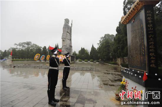 友谊关边检站移民管理警察缅怀先烈。周日 摄 友谊关边检站移民管理警察缅怀先烈。周日 摄