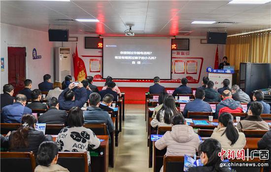 图为民警讲解防诈骗知识。警方供图