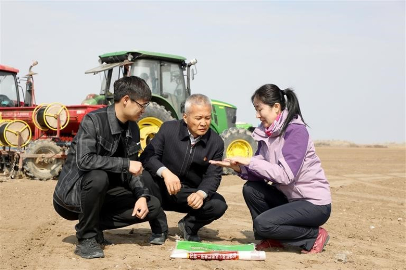 3月15日，玛纳斯县六户地镇杨家道村，农技人员给村民进行技术指导。王昊波 摄

