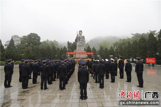 开展“友谊关党旗红”国门党建联盟开展清明主题纪念活动。周日 摄 开展“友谊关党旗红”国门党建联盟开展清明主题纪念活动。周日 摄