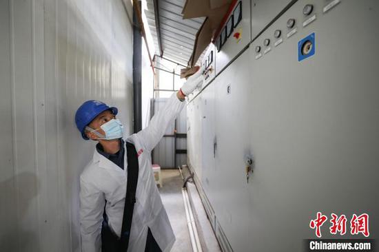 遵义凤冈供电局职工在野鹿盖土溪茶叶加工厂生产车间检查电力设备。　瞿宏伦 摄