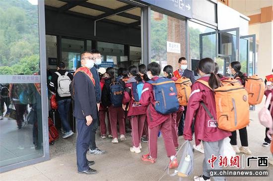 图为桂林火车站青年志愿者引导研学团进站。陈雨雨 摄 图为桂林火车站青年志愿者引导研学团进站。陈雨雨 摄