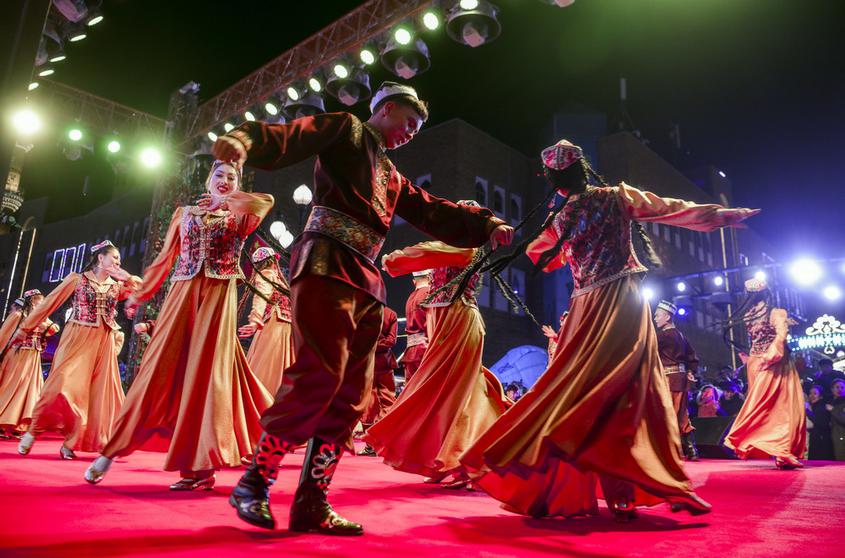 图为新疆阿克苏地区阿瓦提县民间艺术团原汁原味的《刀郎麦西热甫》表演。