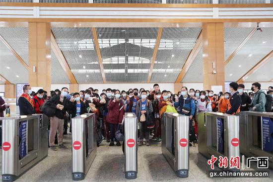 图为研学团在检票口排队检票。陈雨雨 摄 图为研学团在检票口排队检票。陈雨雨 摄