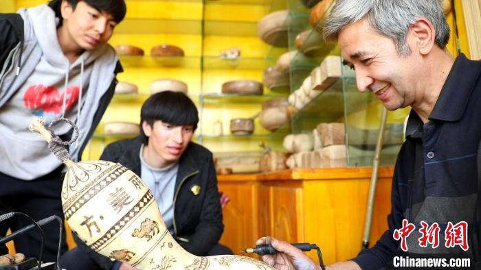 木雕藝人繪刻新疆風情 助推傳統木雕“走出去”