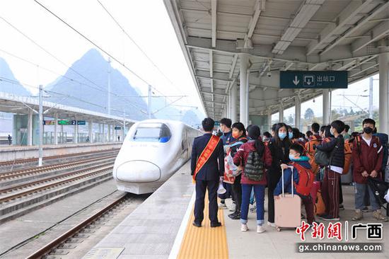图为研学团在站台等候列车进站。陈雨雨 摄 图为研学团在站台等候列车进站。陈雨雨 摄