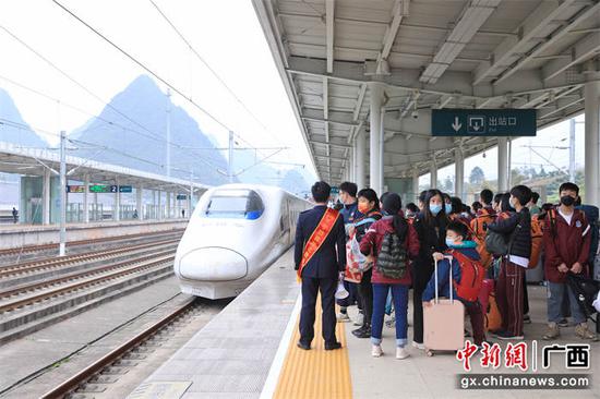 图为研学团在站台等候列车进站。陈雨雨 摄